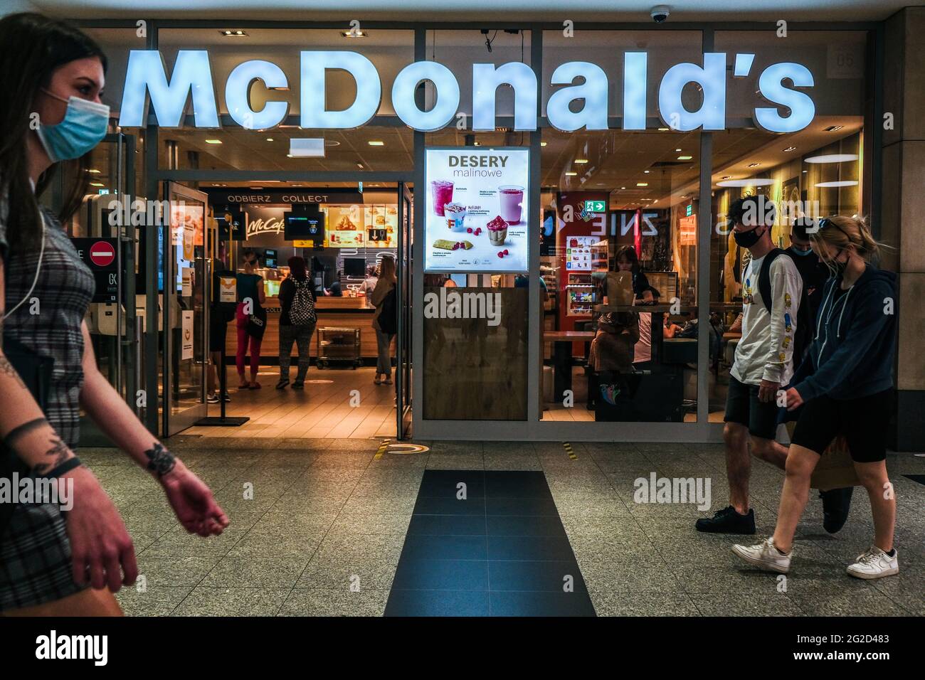 La gente pasa por un restaurante McDonalds dentro de un centro comercial.  (Foto de Omar Marques / SOPA Images/Sipa USA Fotografía de stock - Alamy