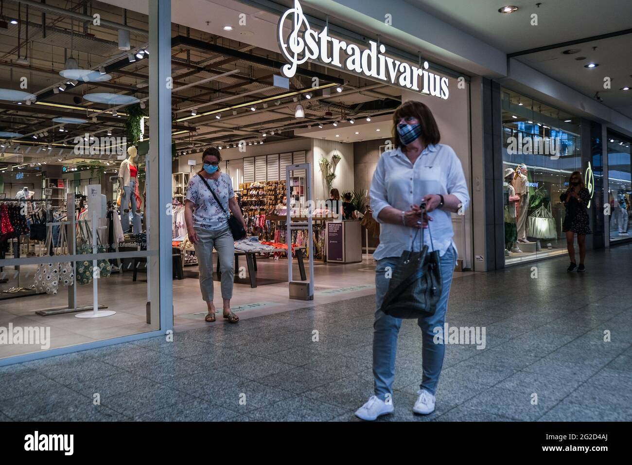 Una mujer pasa por una tienda Stradivarius dentro de un centro comercial.  (Foto de Omar Marques / SOPA Images/Sipa USA Fotografía de stock - Alamy