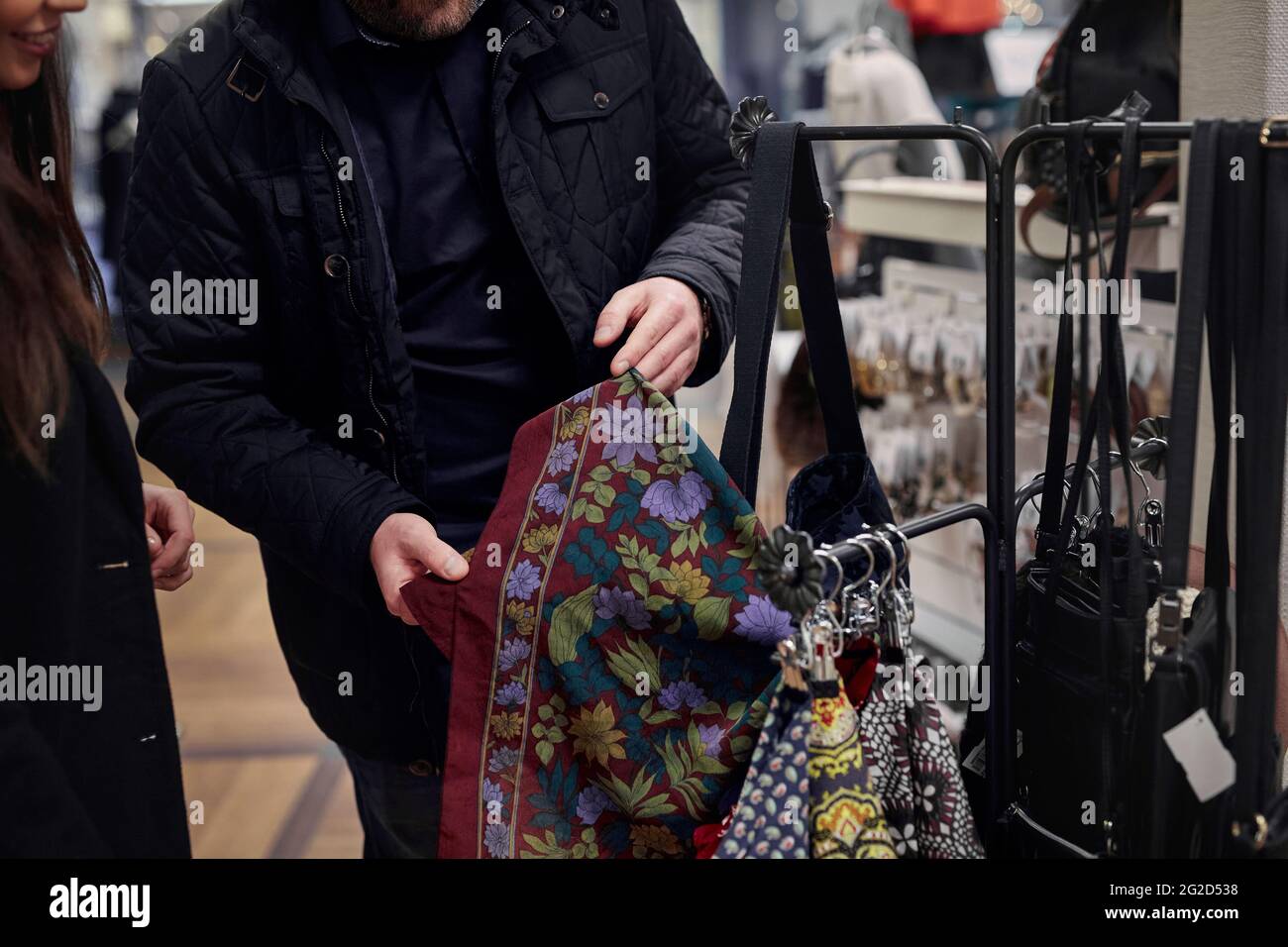 Pareja eligiendo bufanda en los grandes almacenes Foto de stock