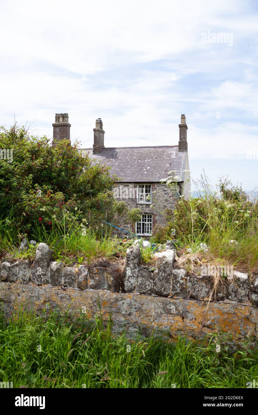 Casa victoriana construida en piedra conocida como Plas Bach en Ynys Enlli / Bardsey Island Foto de stock