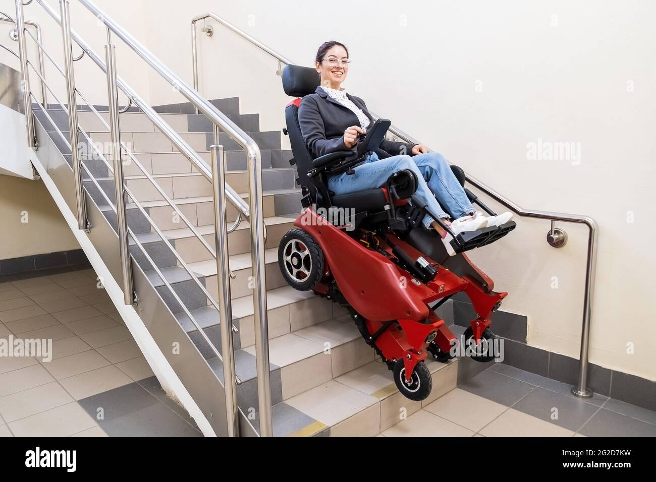 con tiempo aritmética Él Mujer caucásica en silla de ruedas de oruga eléctrica sube por las escaleras Fotografía de stock - Alamy con tiempo aritmética Él Mujer caucásica en silla de ruedas de oruga eléctrica sube por las escaleras Fotografía de stock - Alamy