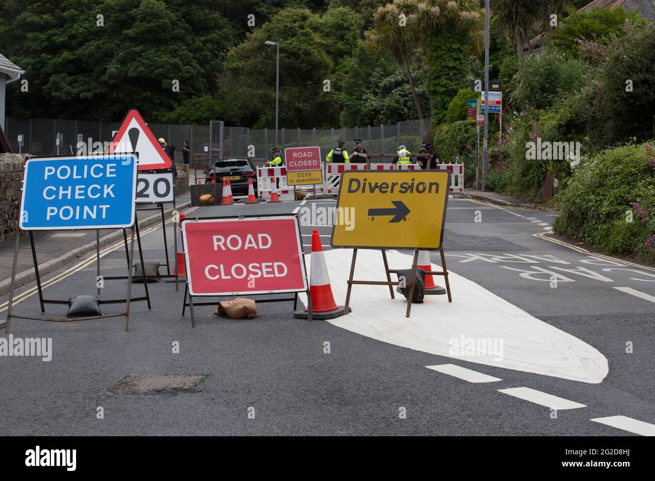 St Ives, Reino Unido. 10th de junio de 2021. Los barricados de la policía desvían el tráfico del castillo de Tregenna, donde G7 líderes se quedan para la cumbre. Crédito: Sarah Peters/Alamy Live News Foto de stock