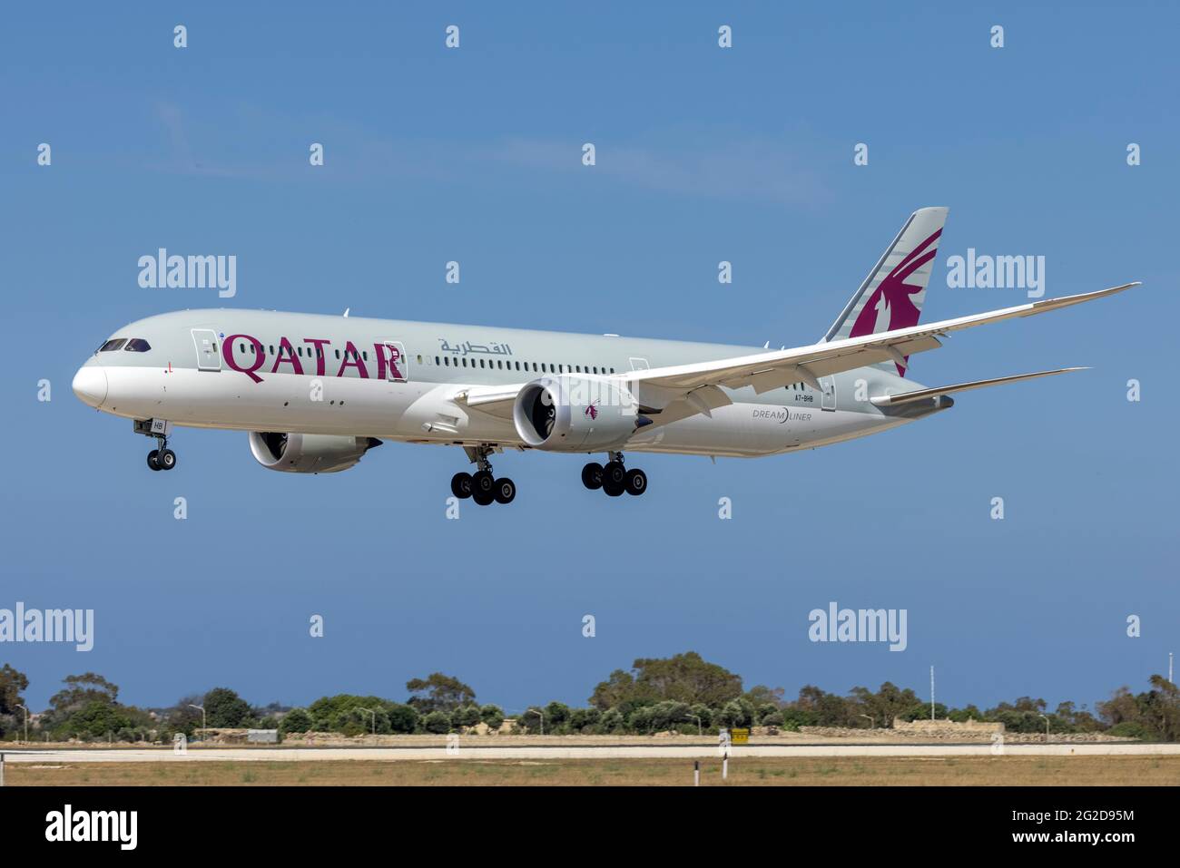 Qatar Airways Boeing 787-9 Dreamliner (REG: A7-BHB) en finales que llegan desde Munich. Foto de stock