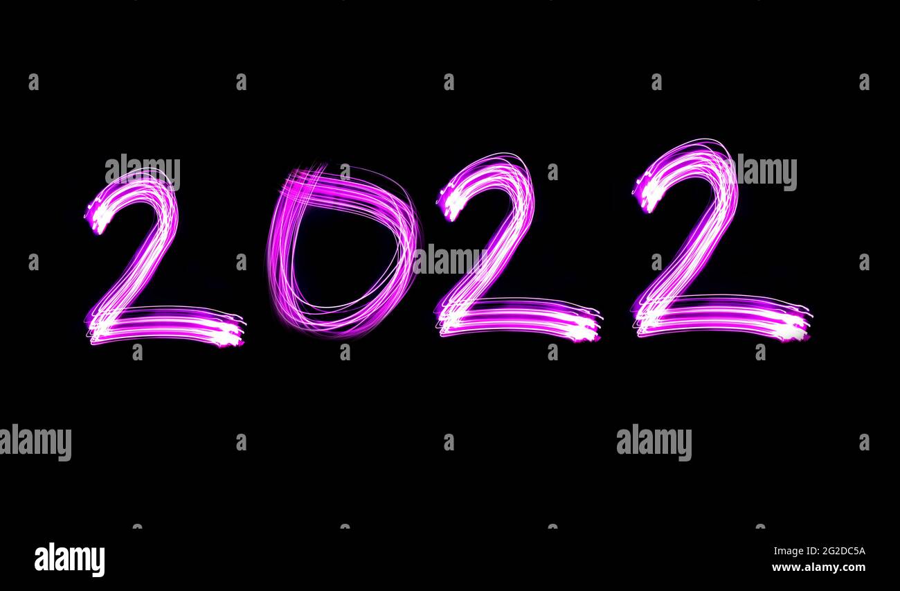 Nuevo año 2022, luz púrpura de larga exposición letras 2022, nuevo año próximo concepto idea foto. Foto de stock