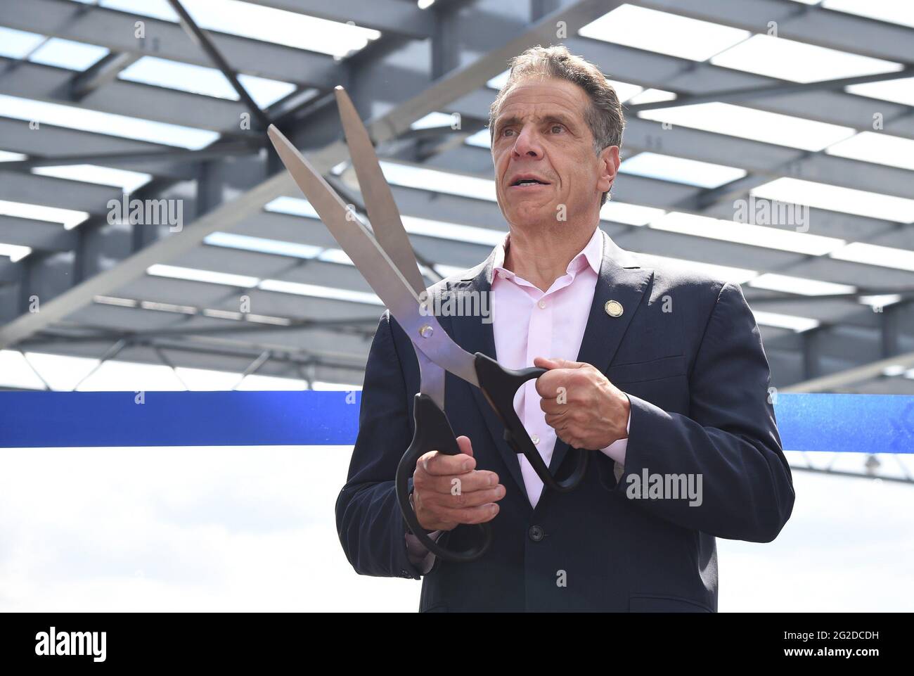 Nueva York, NY, EE.UU. 9th de junio de 2021. Andrew Cuomo en una aparición pública para el gobernador Andrew M. Cuomo Ribbon Cutting en la gran apertura del muelle 76, detrás del centro Javits, Nueva York, NY 9 de junio de 2021. Crédito: Kristin Callahan/Everett Collection/Alamy Live News Foto de stock