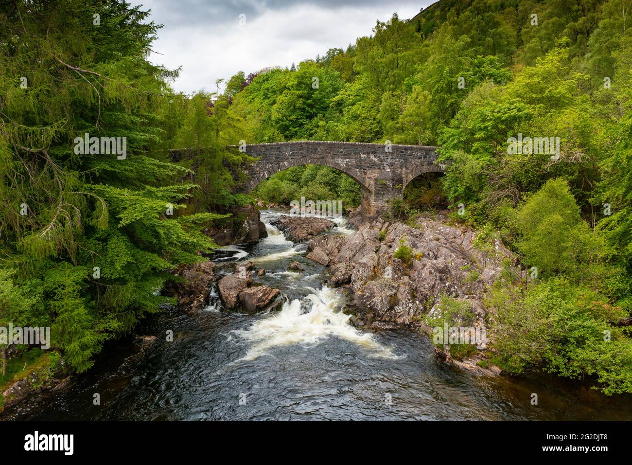 Puente de piedra sobre el río Lyon en el puente de Balgie en Glen Lyon, Escocia, Reino Unido Foto de stock
