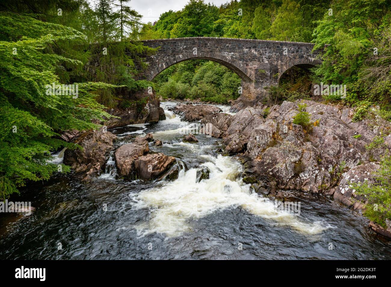 Puente de piedra sobre el río Lyon en el puente de Balgie en Glen Lyon, Escocia, Reino Unido Foto de stock