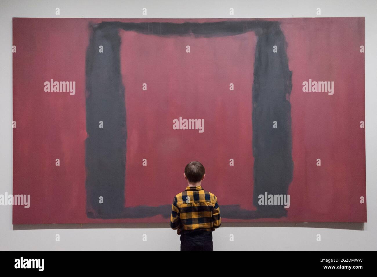 Un niño está de pie delante de una gran pintura abstracta Mark Rothko en el Tate Modern. Foto de stock
