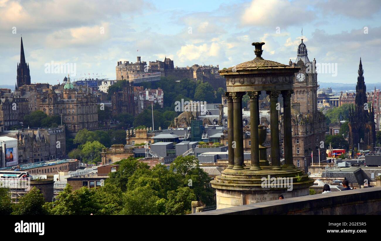 REINO UNIDO; EDIMBURGO, ESCOCIA; DUGALD STEWART MONUMENTO, BALMORAL HOTEL TOWER, MONUMENTO A SIR WALTER SCOTT Y VISTA AL CASTILLO DE EDIMBURGO DESDE CALTON Foto de stock