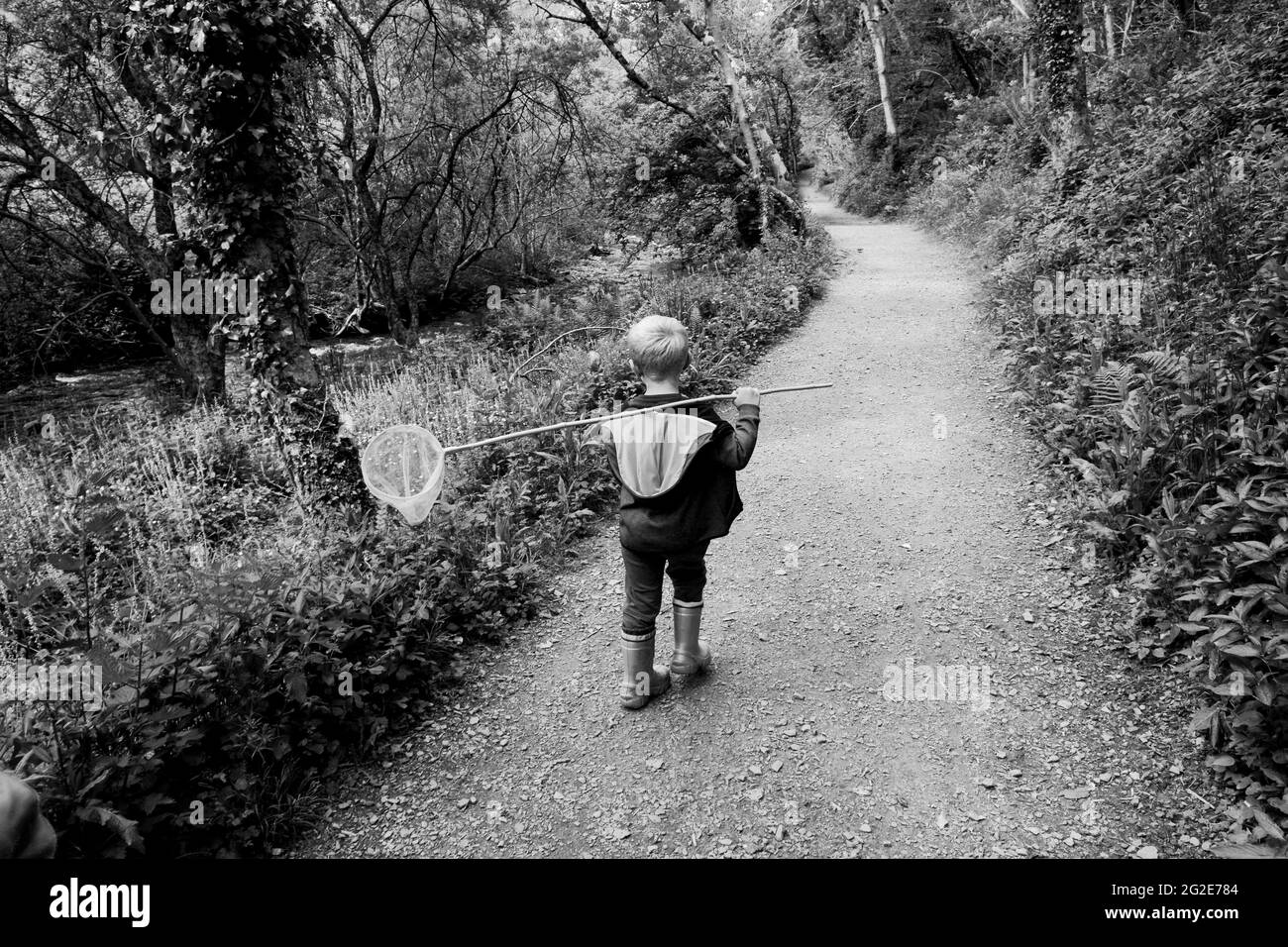 Retrato Del Niño Pequeño Lindo En Chaleco Negro Al Aire Libre Imagen de  archivo - Imagen de caminata, ocasional: 56932303