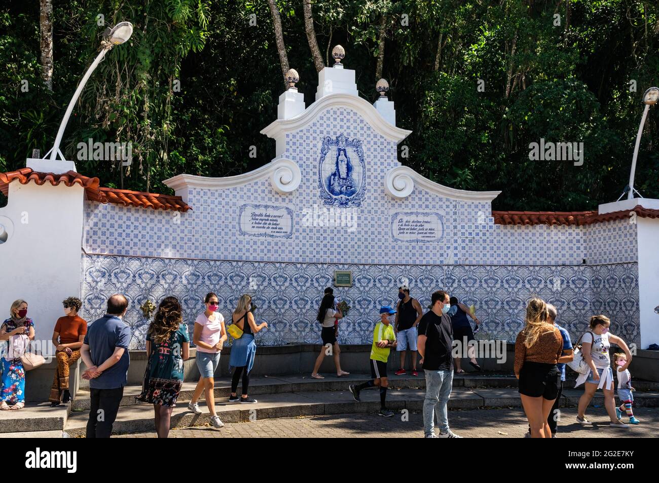 La fuente Judita llena de turistas. Se trata de una fuente de agua dulce construida en 1920 y ubicada en la calle Dona Olga de Oliveira, en el distrito de Alto. Foto de stock
