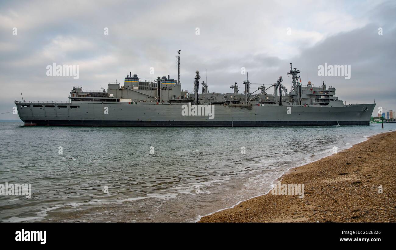 El USNS Supply Un buque de apoyo de combate rápido del Comando Militar de Seallift llegó a Portsmouth, Reino Unido, el 3rd de junio de 2021. Foto de stock