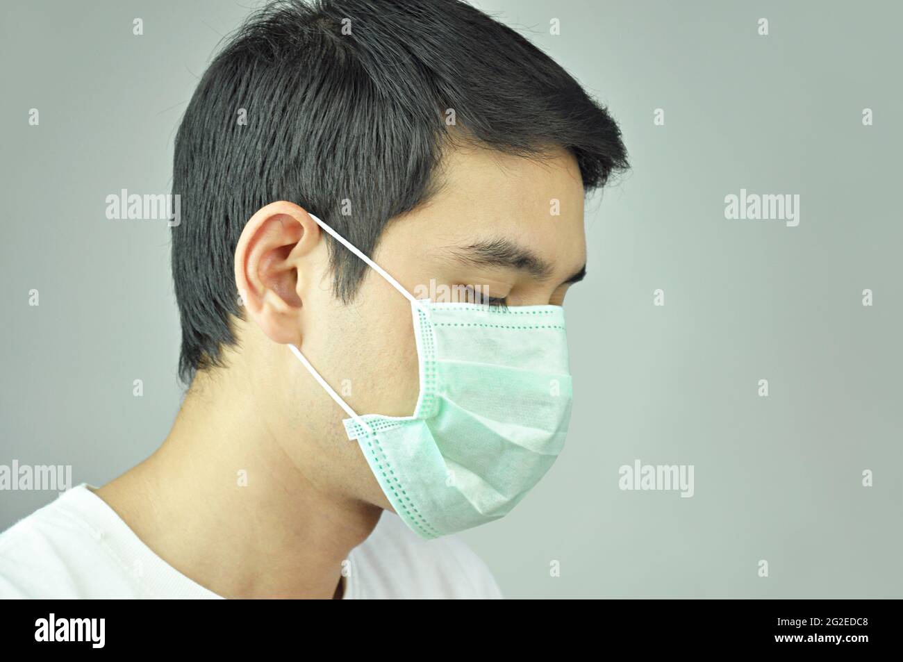 Hombre con máscara médica Foto de stock