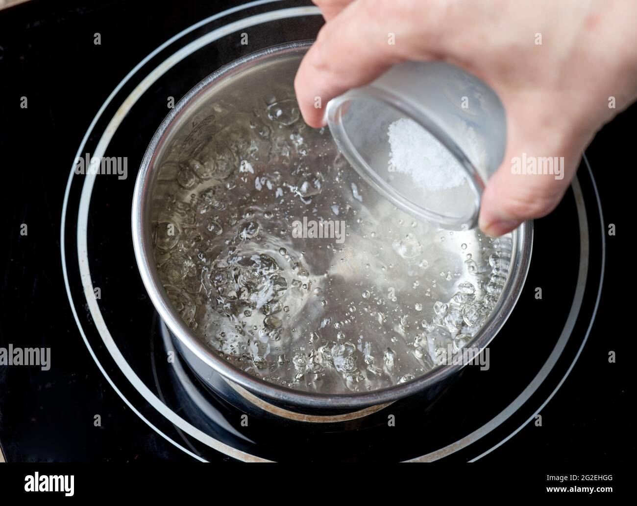 Olla con agua y sal