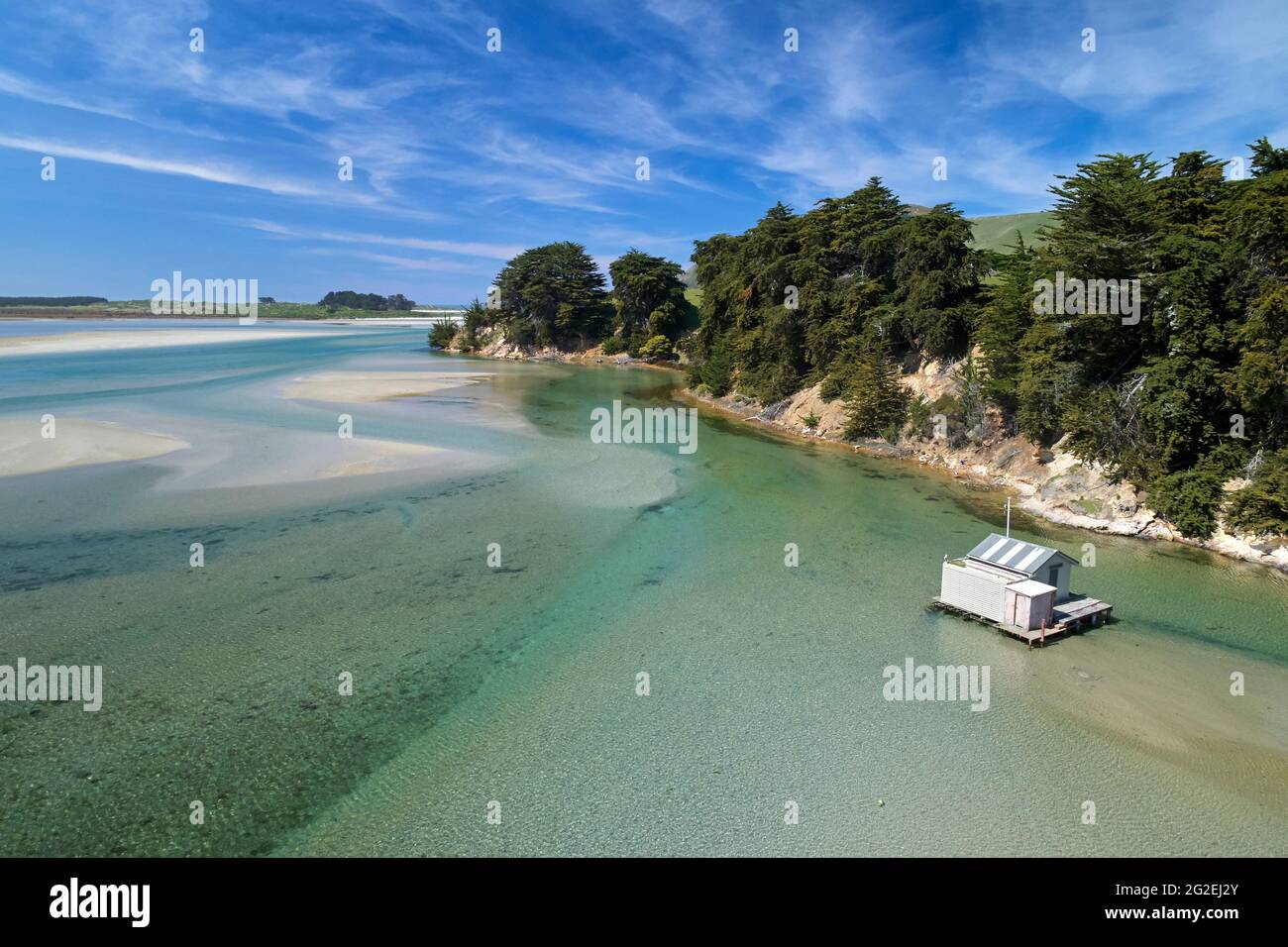 Boatshed, Hoopers Inlet, Península de Otago, Dunedin, Isla Sur, Nueva Zelanda - antena de drone Foto de stock