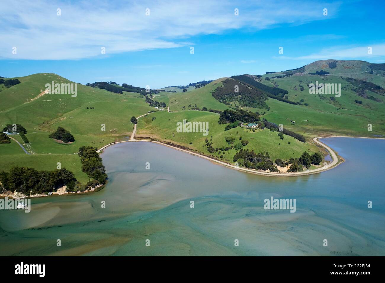 Tierras de labranza y Hoopers Inlet, Península de Otago, Dunedin, Isla del Sur, Nueva Zelanda - aéreo de aviones teledirigidos Foto de stock
