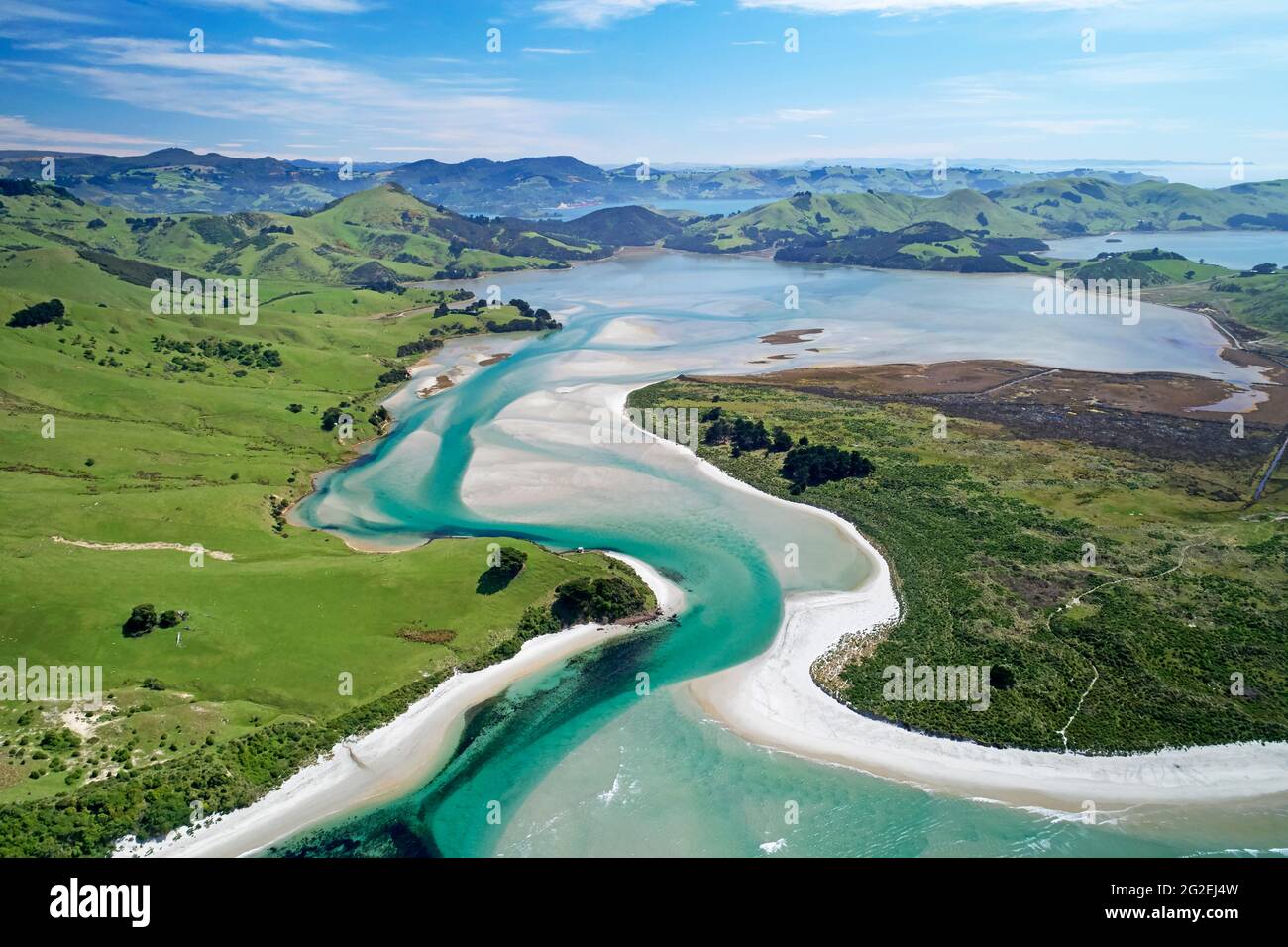 Hoopers Inlet y Allans Beach, Península de Otago, Dunedin, Isla del Sur, Nueva Zelanda - aéreo de aviones teledirigidos Foto de stock