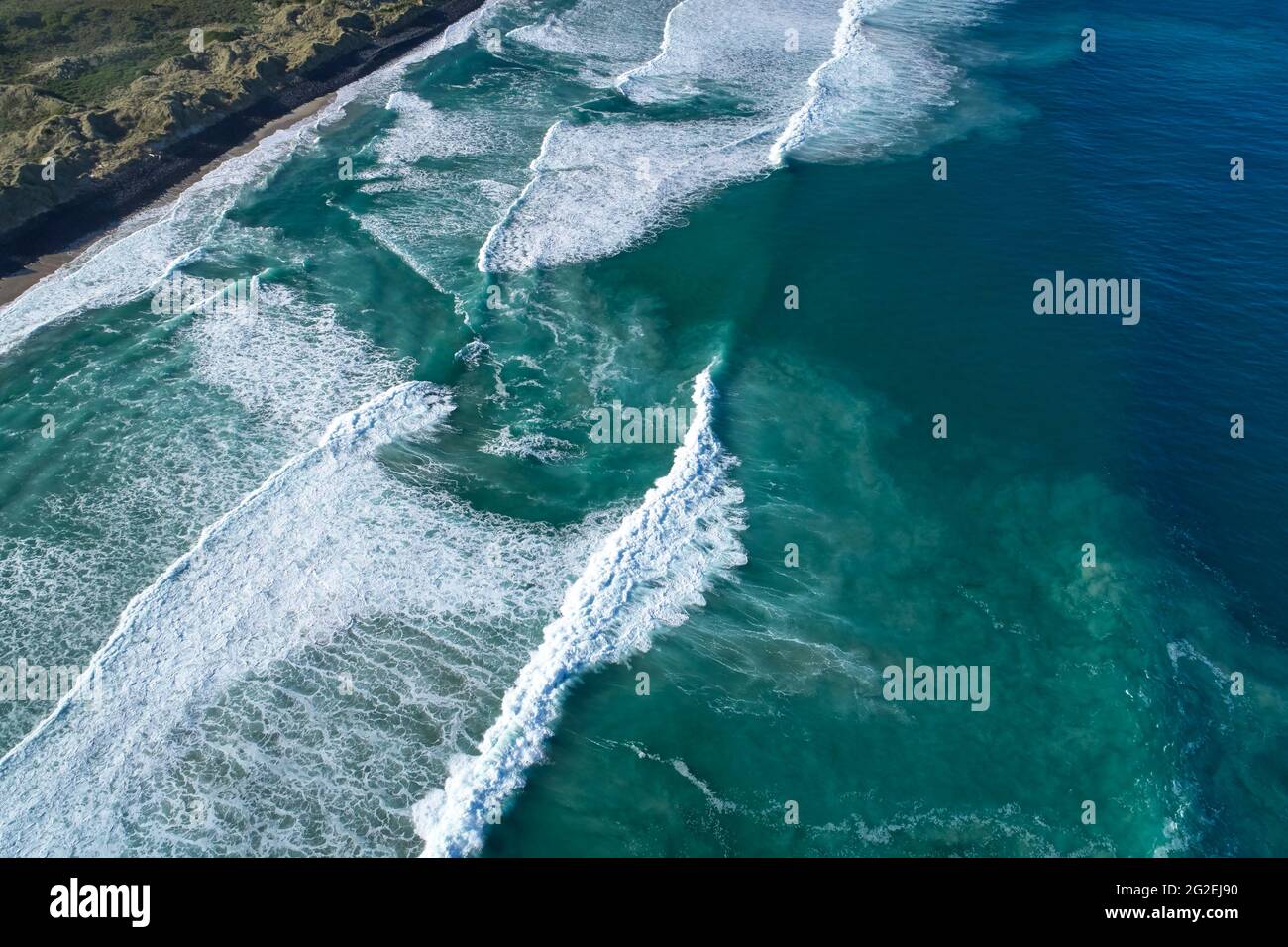 Fuerte corriente de rasgadura, Boulder Beach, Otago Peninsula, Dunedin, South Island, Nueva Zelanda - antena de drone Foto de stock