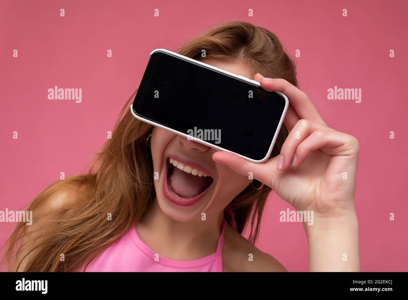 primer plano Foto de la hermosa mujer joven sonriente muy alegre luciendo  un conjunto elegante sport de pie aislado en el fondo con espacio para  copiar Fotografía de stock - Alamy