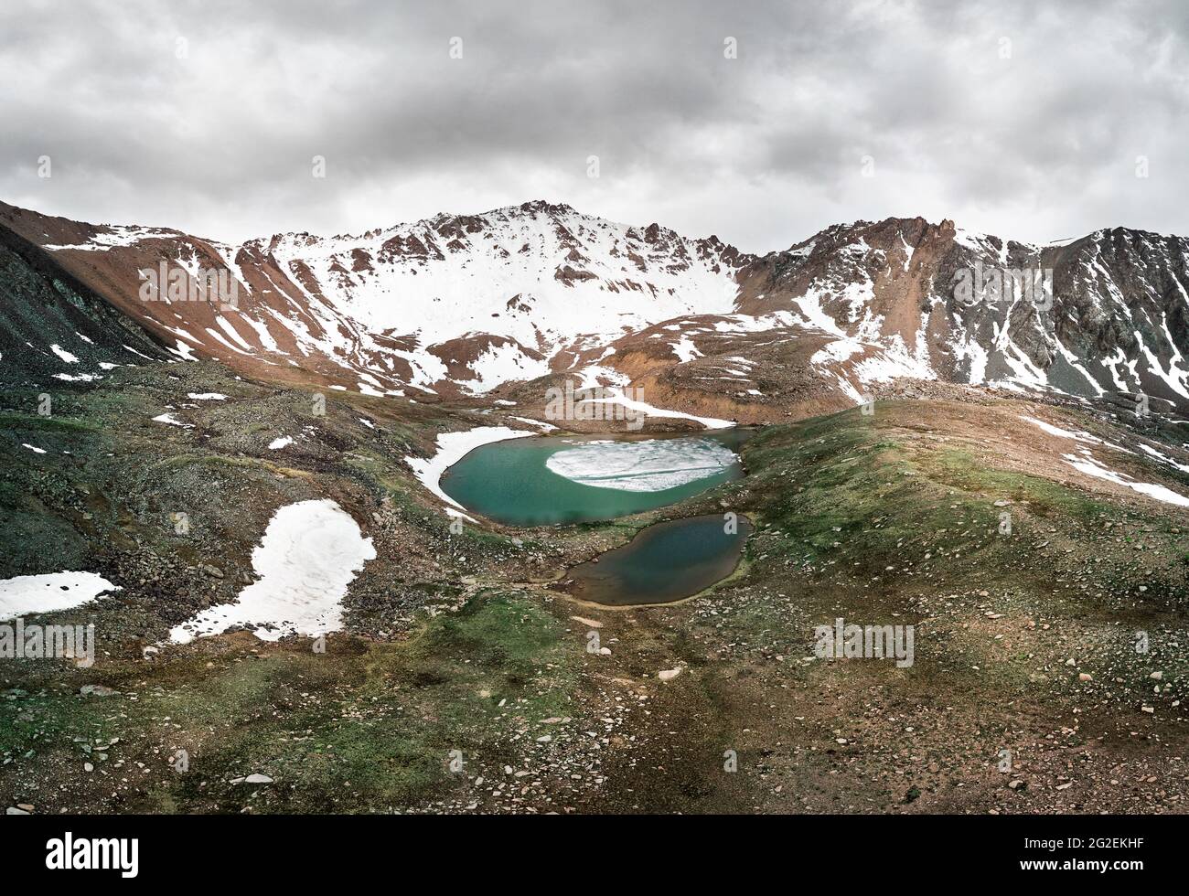 Hermoso paisaje de los lagos de montaña glaciar cerca de la ciudad de Almaty, Kazajstán. Disparo aéreo con drone Foto de stock