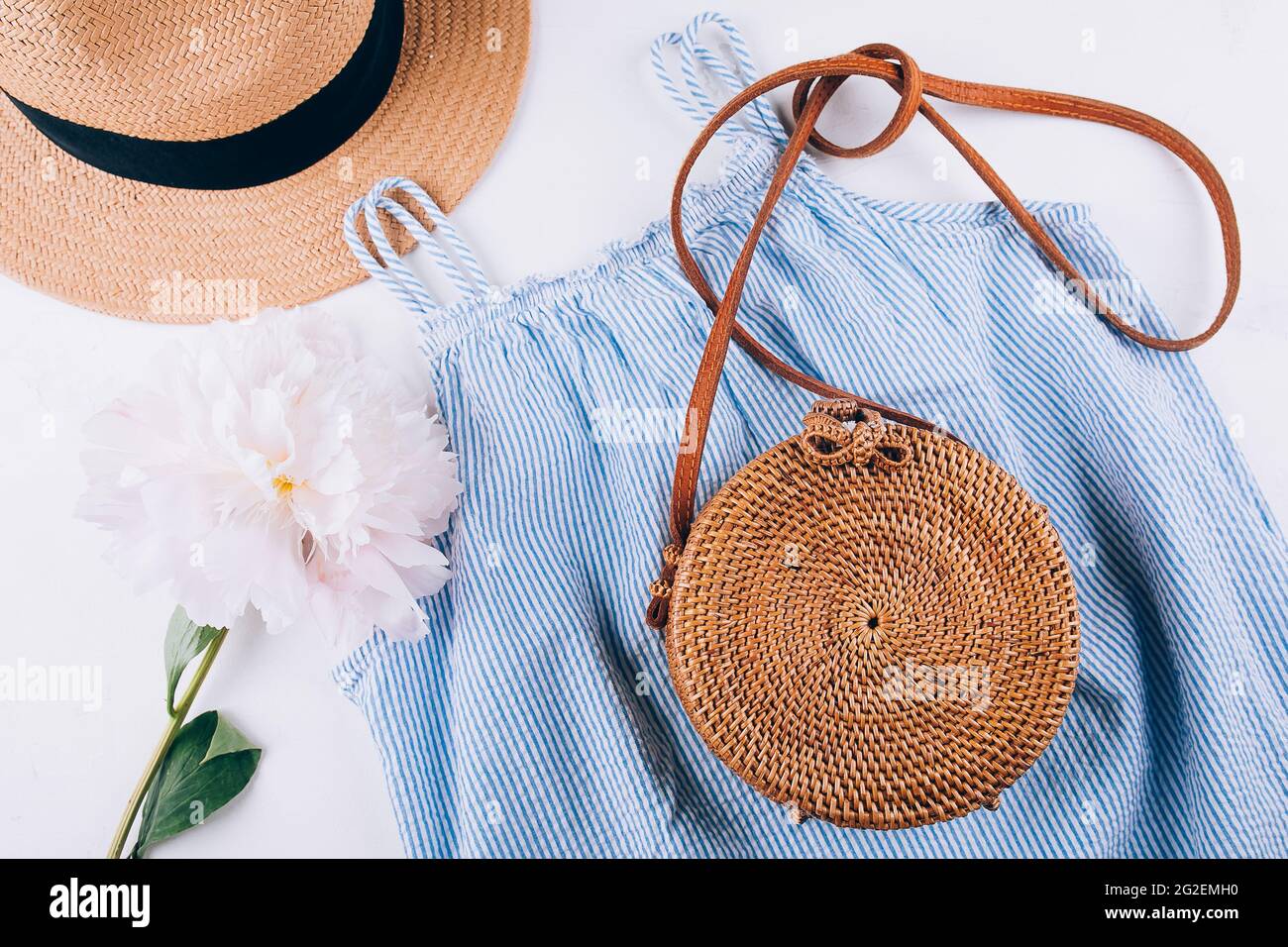 Ropa de verano de para mujer, accesorios. Elegante sombrero de paja femenino, vestido azul, de ratán, peony Fotografía de stock Alamy