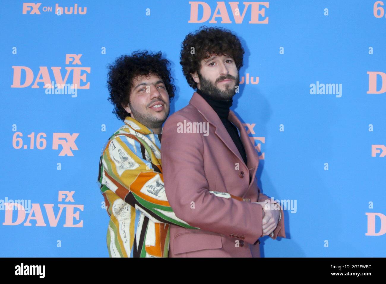Los Angeles, CA. 10th de junio de 2021. Benny Blanco y Dave Burd en llegadas para el estreno de DAVE Season 2 en FXX, el Teatro Griego, Los Angeles, CA 10 de junio de 2021. Crédito: Priscilla Grant/Everett Collection/Alamy Live News Foto de stock
