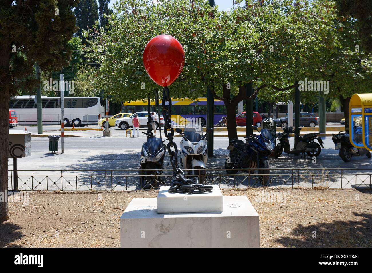 Monumento del artista desconocido - Globo rojo en una cadena - Atenas Grecia Foto de stock