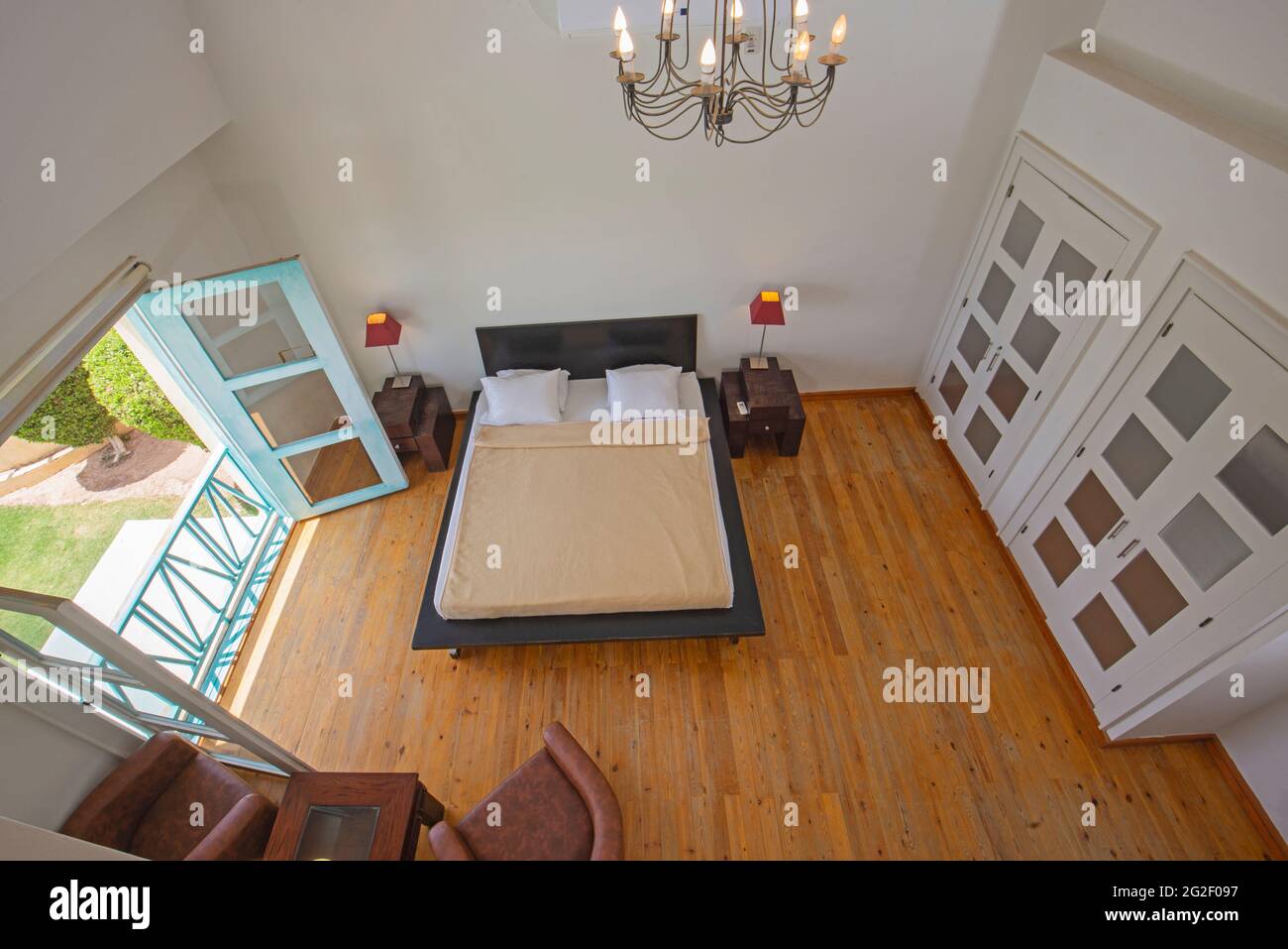 Vista aérea que muestra el diseño interior decoración mobiliario de lujo  mostrar muebles de dormitorio y cama doble en el complejo con vistas al  jardín Fotografía de stock - Alamy