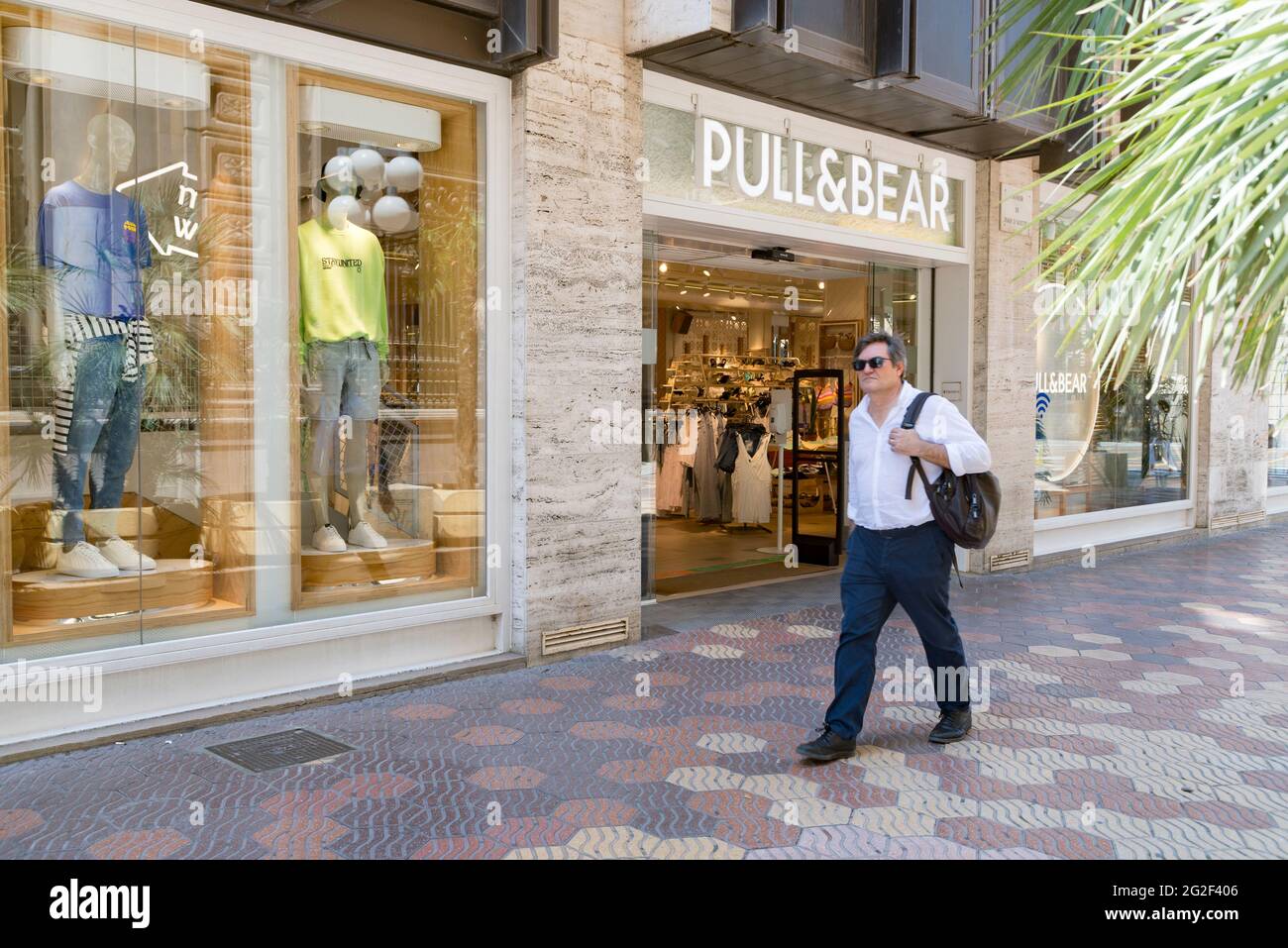Valencia, España. 10th de junio de 2021. Un hombre la tienda de ropa Pull&Bear. Crédito: SOPA Images Limited/Alamy Live Fotografía de stock -