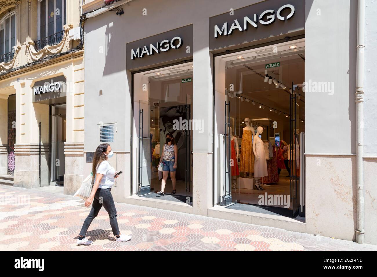 Tienda De Ropa De Mango Fotos e Imágenes de stock - Alamy