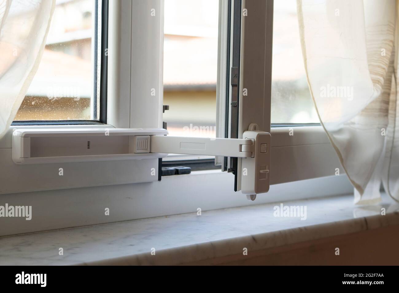 Bloqueo de la protección de las ventanas para niños. La protección de  seguridad de los cables evita que los niños abran la ventana. Prevención de  caídas de accidentes Fotografía de stock 