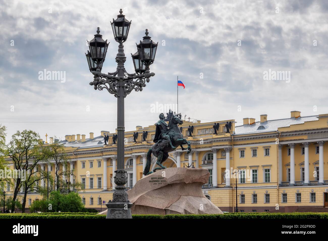 Estatua de Pedro el Grande en la Plaza del Senado y el farol, San Petersburgo, Rusia Foto de stock