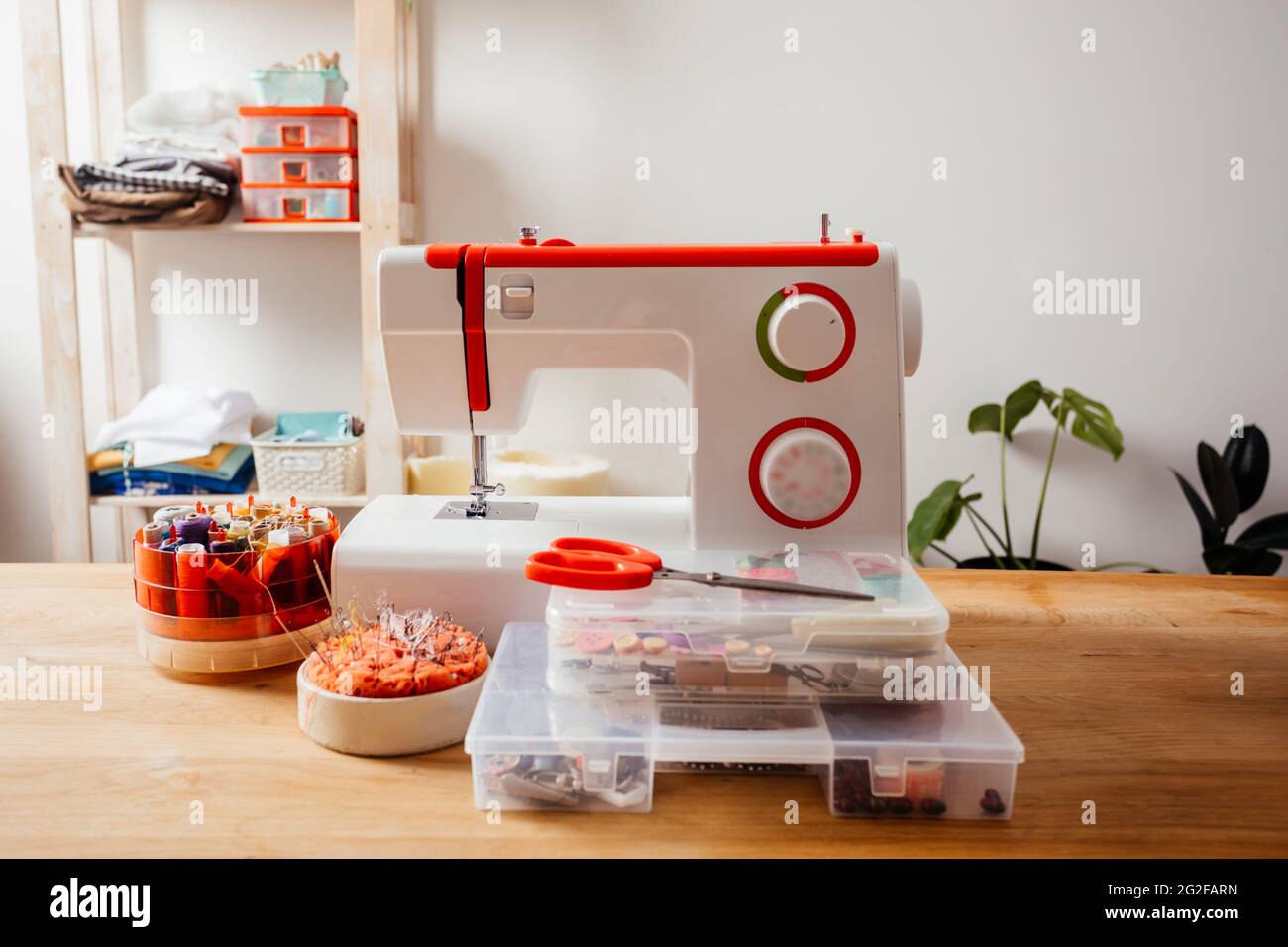 Máquina de coser moderna con variedad de hilos en caja Fotografía de stock  - Alamy