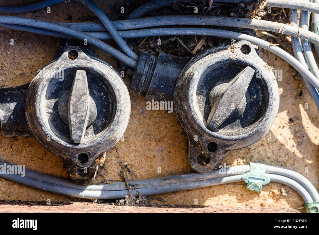 Interruptores de baquelita muy viejos en un granero. Foto de stock