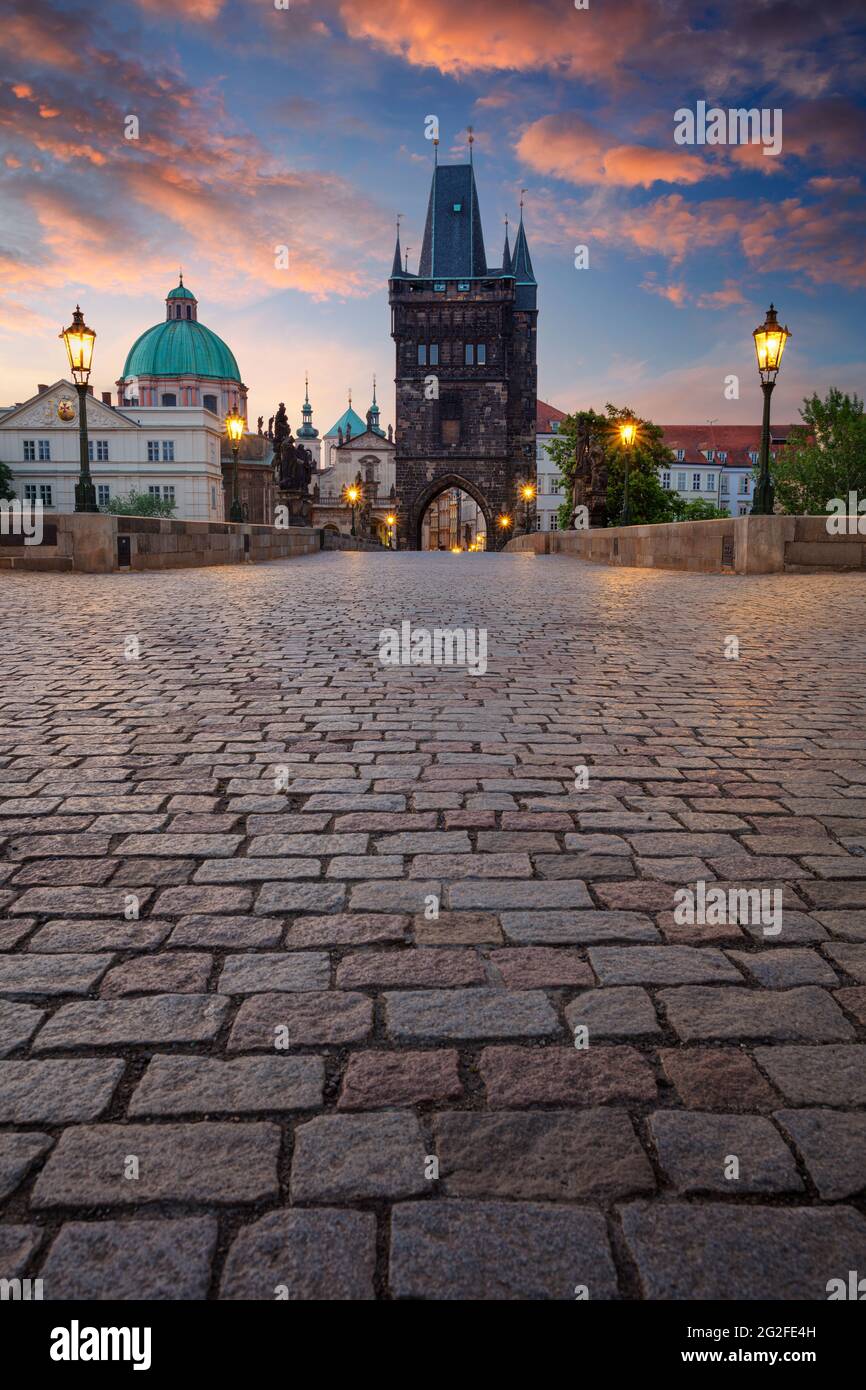 Praga, Puente de Carlos. Imagen panorámica de la ciudad del icónico Puente de Carlos con la Torre del Puente de la Ciudad Vieja en Praga, República Checa al amanecer. Foto de stock