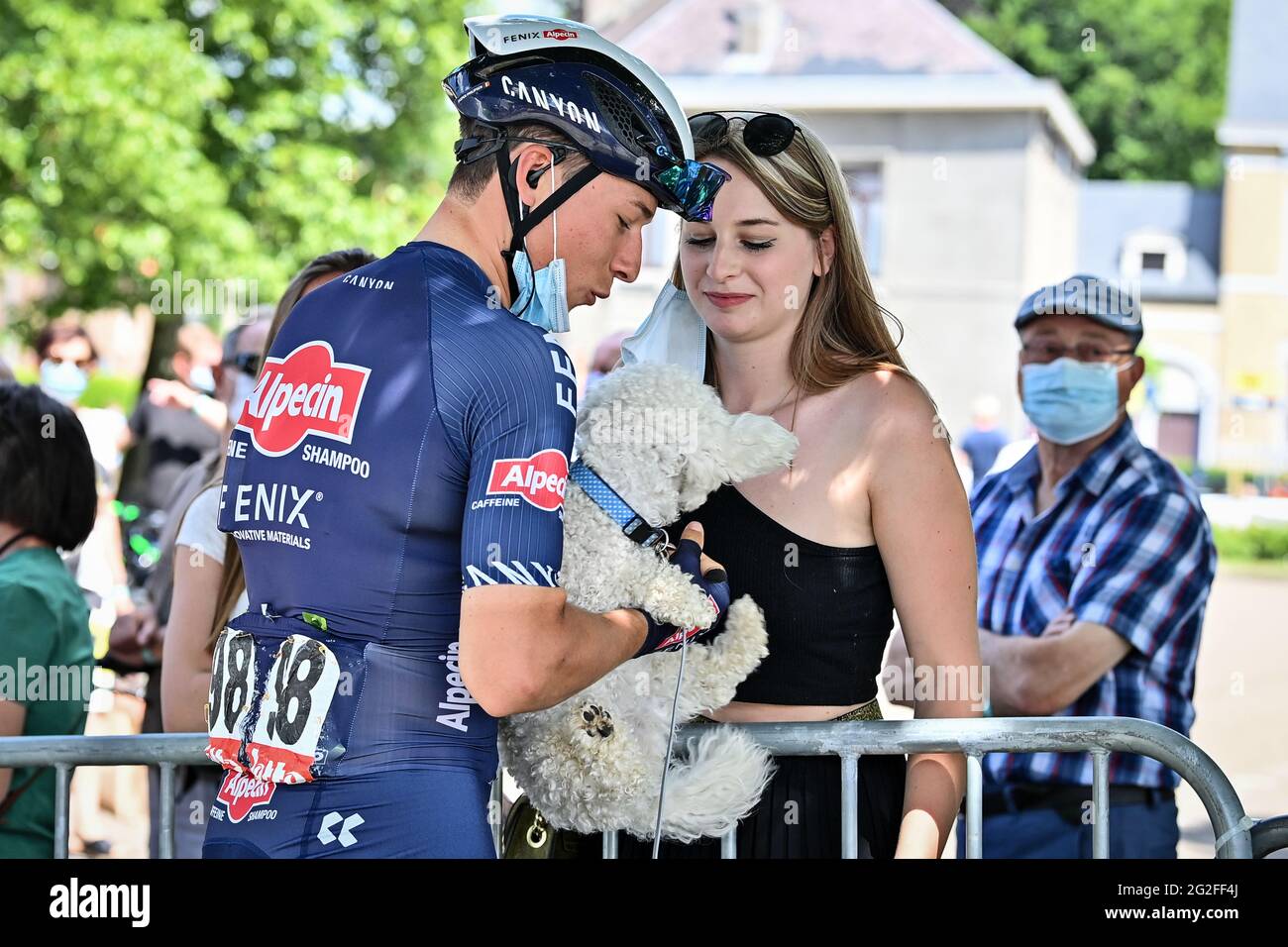 El belga Jasper Philipsen de AlpecinFenix y su novia en el inicio de
