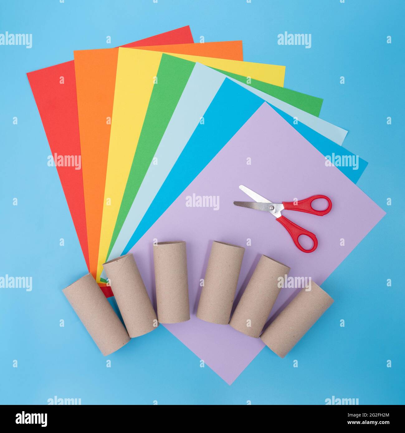 Concepto de manualidades de rollo de papel higiénico para niños y  kindergarten, bricolaje, tutorial, instrucción paso a paso Fotografía de  stock - Alamy