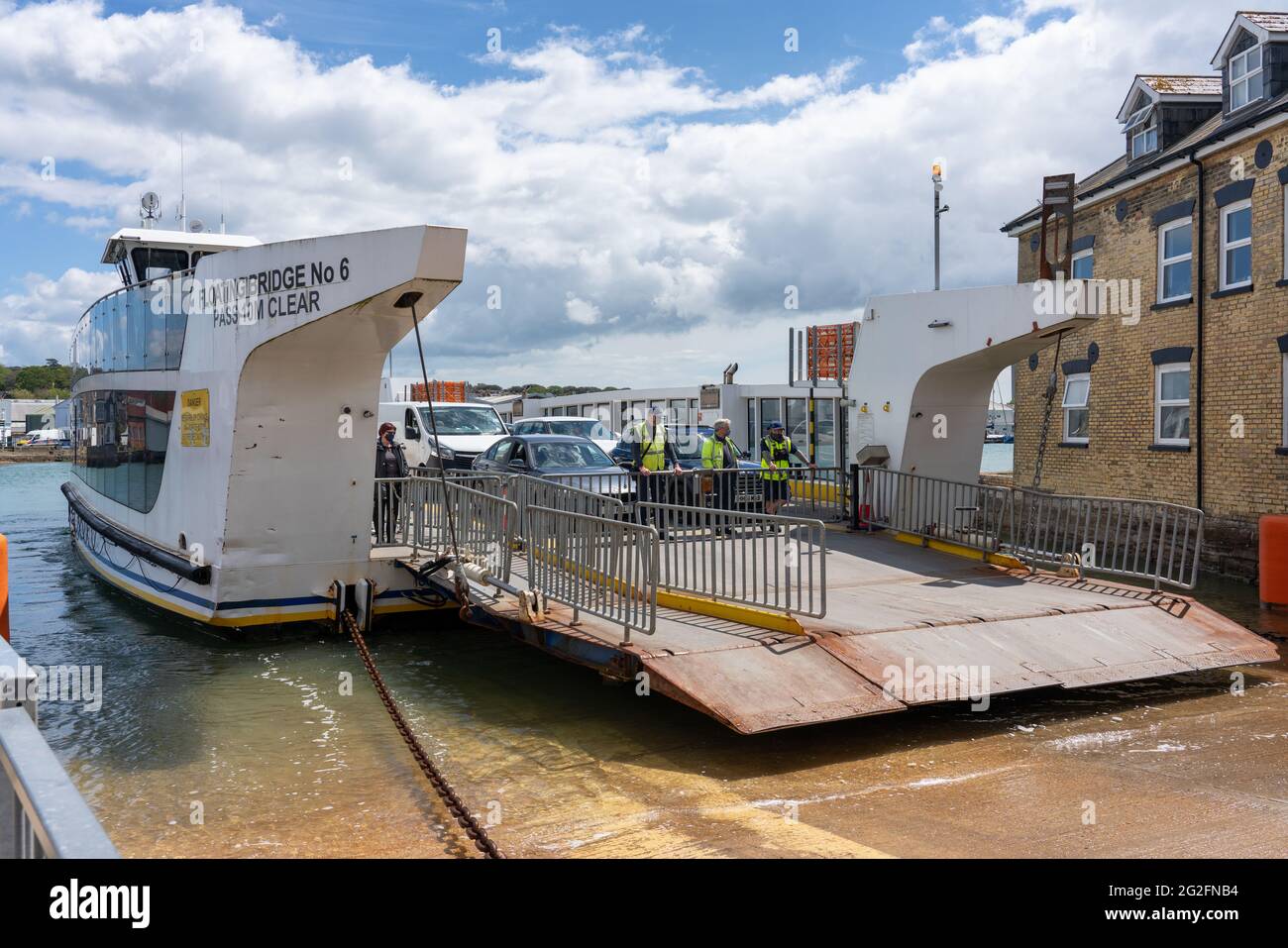 Ferry de vehículos y pasajeros a pie a través del río Cowes en la Isla de Wight en Hampshire Reino Unido Foto de stock