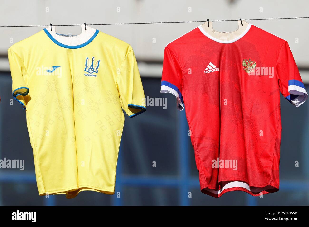 Las camisetas de la selección nacional de Ucrania y Rusia para la Eurocopa  2020 están colgadas en una calle en Bakú, Azerbaiyán el 11 de junio de  2021. REUTERS/Valentyn Ogirenko Fotografía de