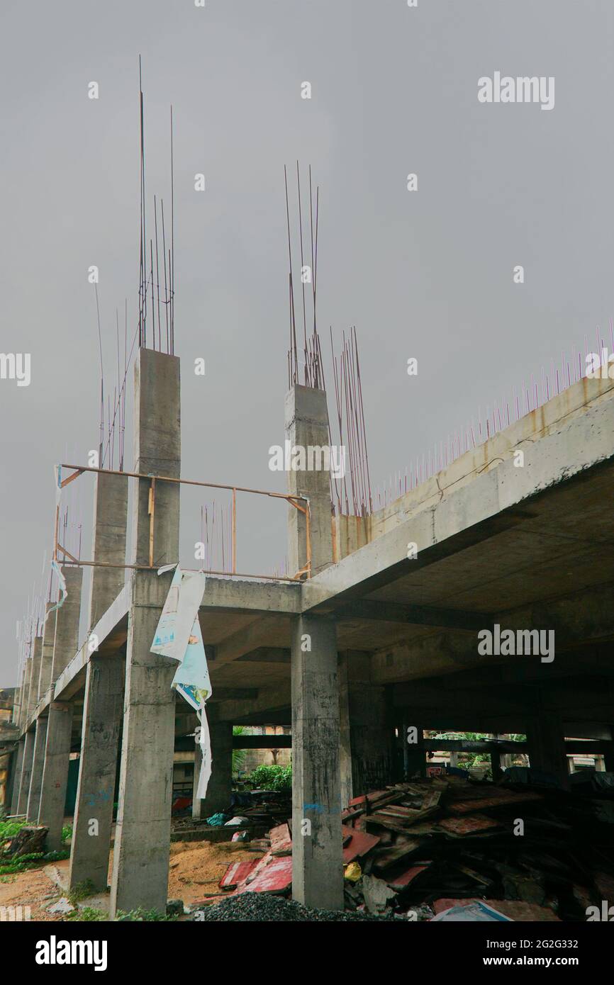 Howrah, Bengala Occidental, India - 21st de mayo de 2020 : El superciclón Amphan destruyó las estructuras de nueva construcción en un edificio de nueva construcción. Ha devastado Foto de stock