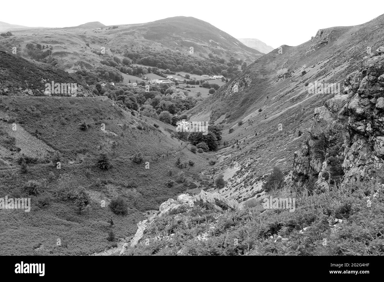 Valle en forma de V subglaciar del Paso Sychnant, Conwy, Gales Foto de stock