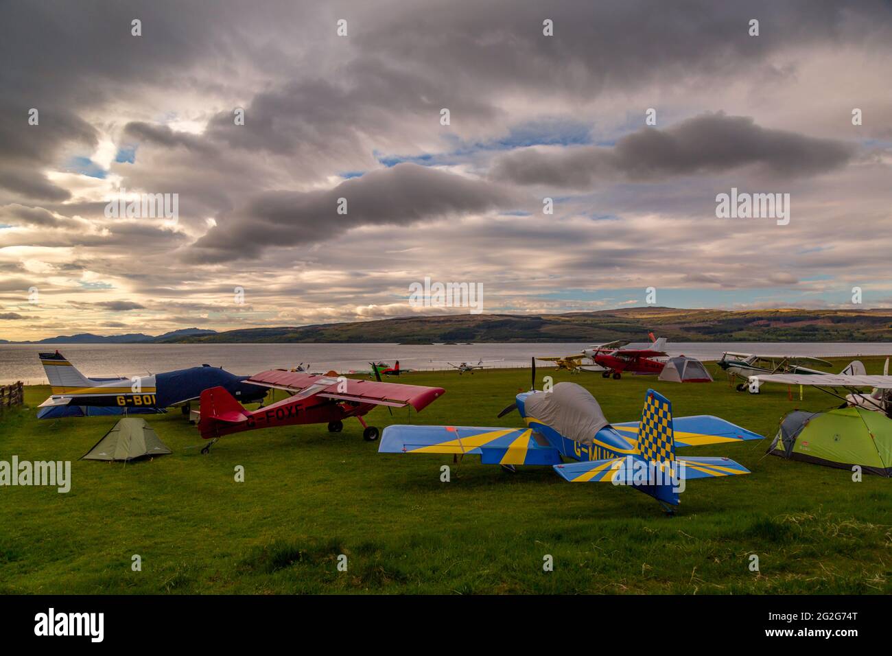 Varios aviones civiles ligeros en el aeródromo de Glenforsa, Isla de Mull, Escocia. Foto de stock