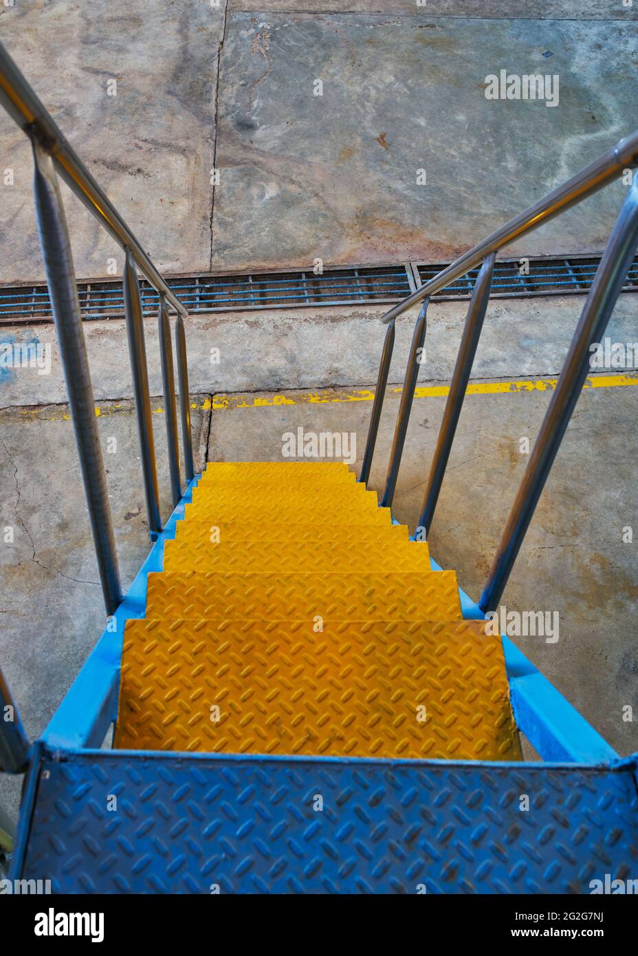 Escalera industrial de metal azul y amarillo para una fábrica de tequila Foto de stock