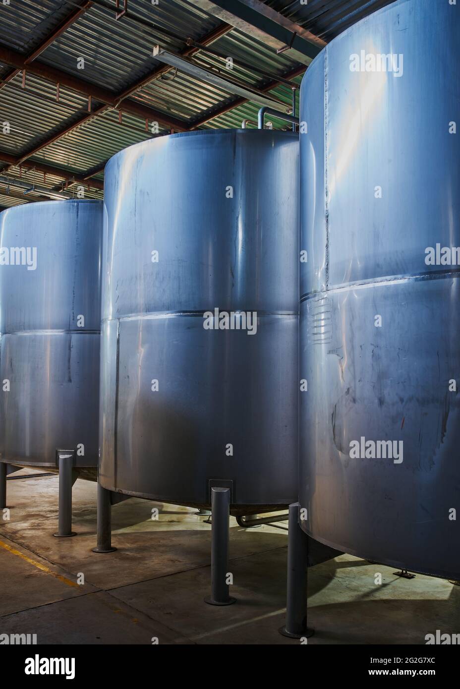 Tanques de almacenamiento de acero inoxidable para almacenar tequila y otros licores Foto de stock