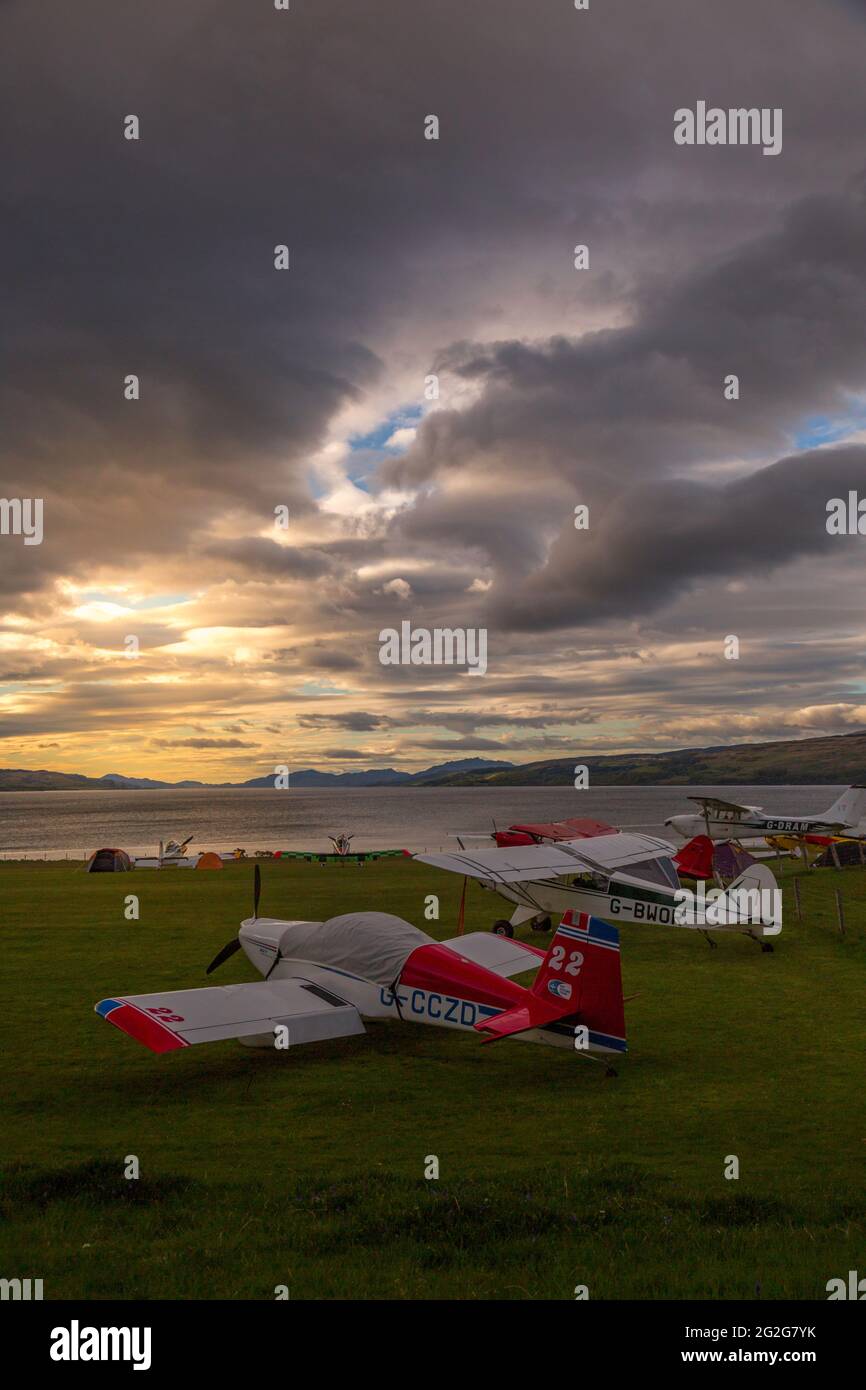 Varios aviones civiles ligeros en el aeródromo de Glenforsa, Isla de Mull, Escocia. Foto de stock