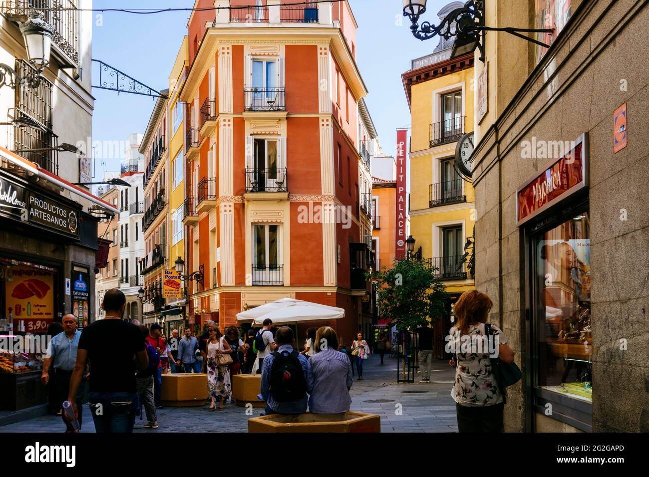 Ambiente callejero en la calle La Sal, alrededor de la Plaza Mayor - Plaza  Principal. Madrid, Comunidad de madrid, España, Europa Fotografía de stock  - Alamy