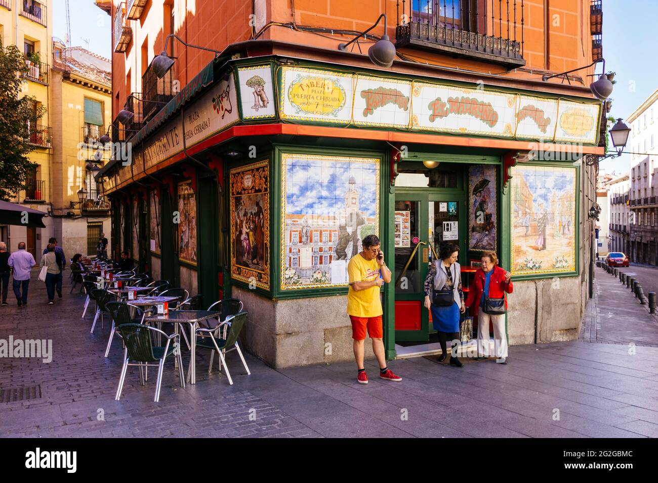 Taberna tradicional. Restaurante el Madroño, Plaza de Puerta Cerrada. Madrid  tiene una importante tradición gastronómica. Muchos restaurantes que han  sido pr Fotografía de stock - Alamy