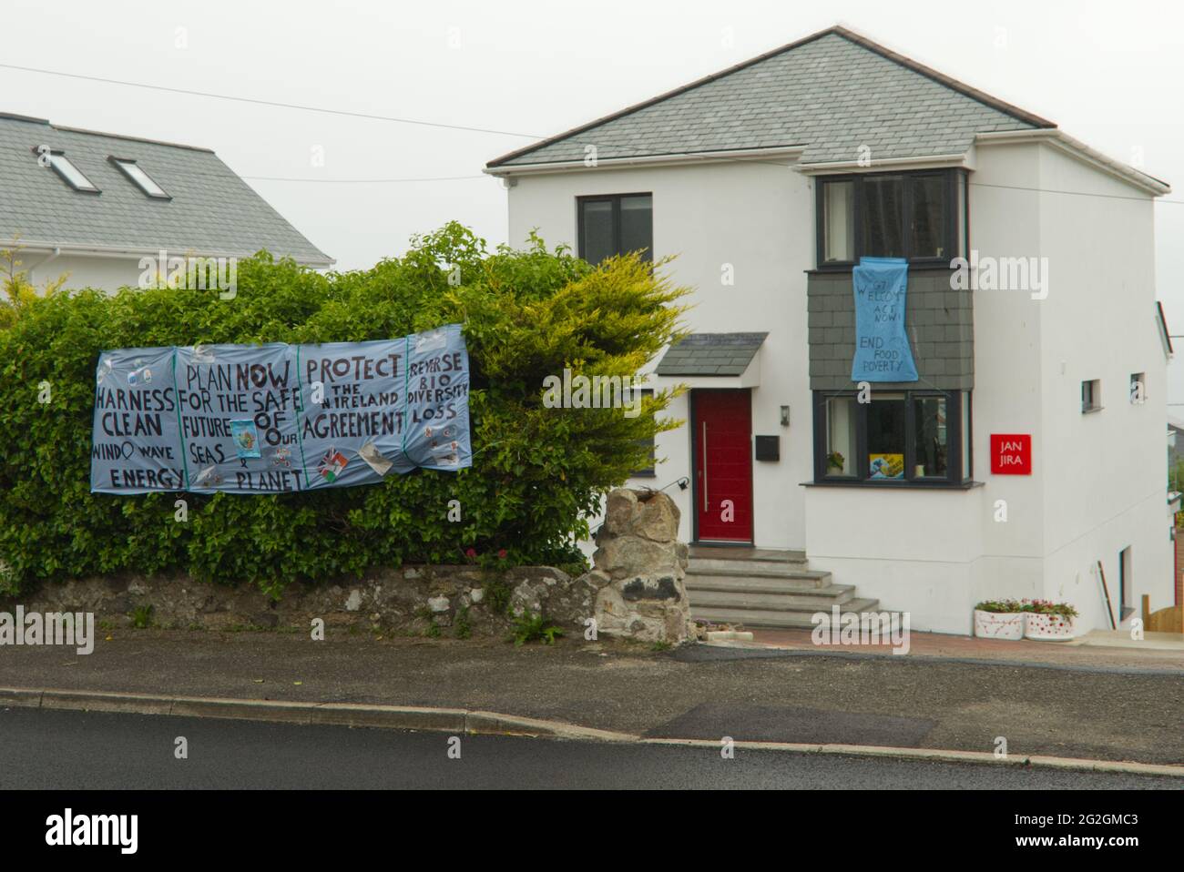 Extinción Rebelión (XR) banners de crisis climática a lo largo de St Ives Road en la bahía de Carbis durante la cumbre de 2021 G7 en la ciudad Foto de stock