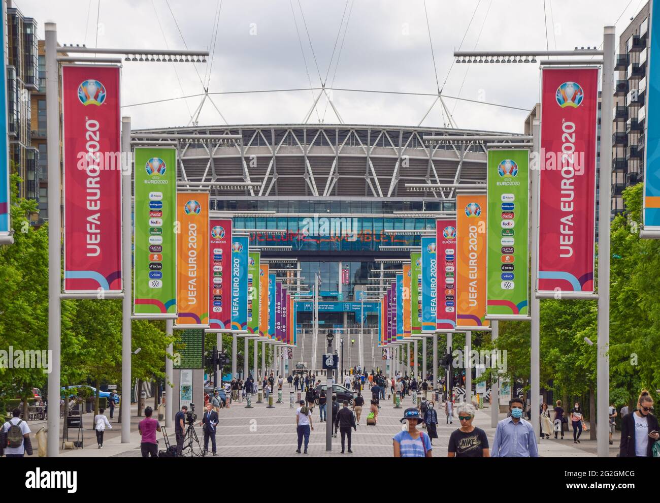 Londres, Reino Unido. 11th de junio de 2021. Banners y carteles de la UEFA EURO 2020 en el exterior del estadio de Wembley antes del torneo de fútbol, que tendrá lugar del 11th de junio al 11th de julio de 2021. Foto de stock