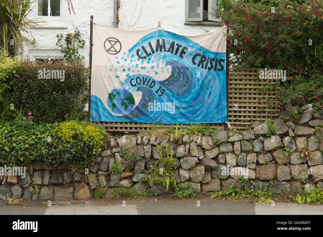 Extinción Rebelión (XR) banners de crisis climática a lo largo de St Ives Road en la bahía de Carbis durante la cumbre de 2021 G7 en la ciudad Foto de stock